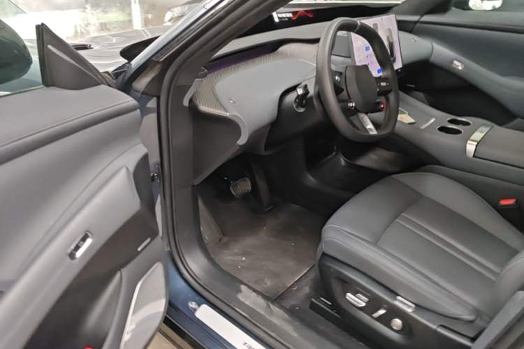 Used Xiaomi Auto YU7 2025 Ultra-Long Range High-Performance All-Wheel-Drive Max Edition Driver Seat
