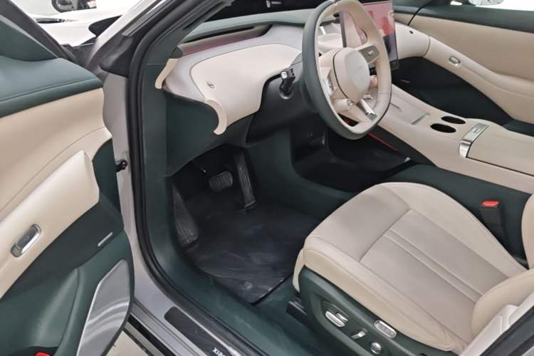 Used Xiaomi Auto YU7 2025 Ultra-Long Range High-Performance All-Wheel-Drive Max Edition Driver Seat