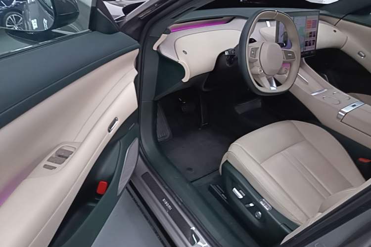Used Xiaomi Auto YU7 2025 Ultra-Long Range High-Performance All-Wheel-Drive Max Edition Driver Seat