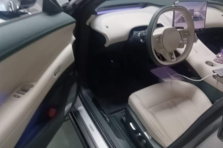 Used Xiaomi Auto YU7 2025 Ultra-Long Range Rear-Wheel Drive Version Driver Seat