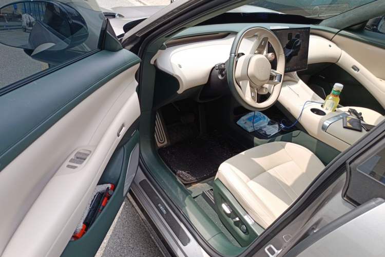 Used Xiaomi Auto YU7 2025 Ultra-Long Range High-Performance All-Wheel-Drive Max Edition Driver Seat