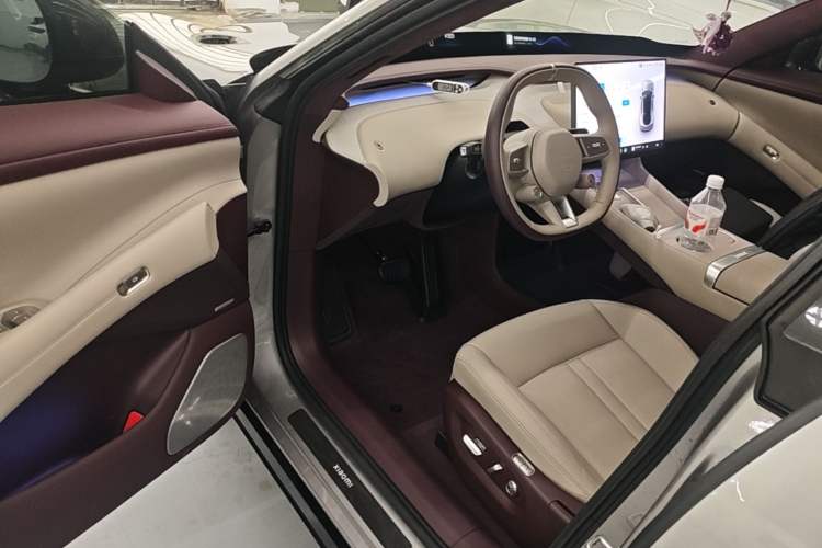 Used Xiaomi Auto YU7 2025 Ultra-Long Range High-Performance All-Wheel-Drive Max Edition Driver Seat