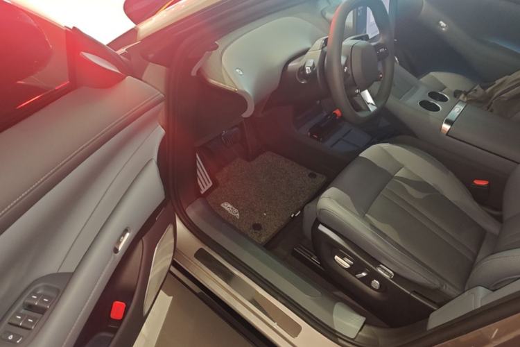Used Xiaomi Auto YU7 2025 Ultra-Long Range High-Performance All-Wheel-Drive Max Edition Driver Seat