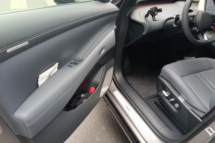 Used Xiaomi Auto YU7 2025 Ultra-Long Range Rear-Wheel Drive Version Driver Seat