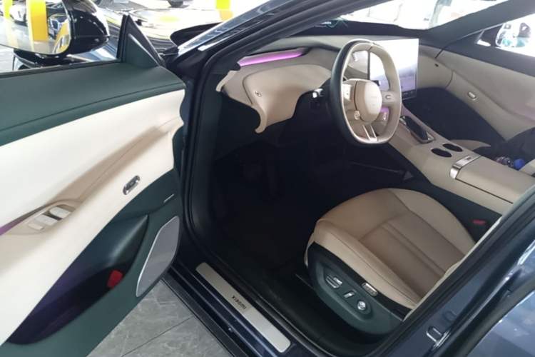 Used Xiaomi Auto YU7 2025 Ultra-Long Range High-Performance All-Wheel-Drive Max Edition Driver Seat