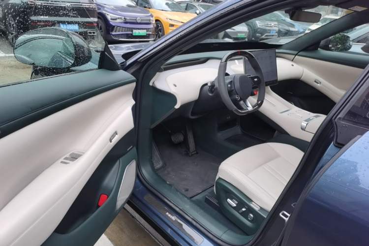 Used Xiaomi Auto YU7 2025 Ultra-Long Range High-Performance All-Wheel-Drive Max Edition Driver Seat