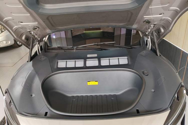 Used Xiaomi Auto YU7 2025 Ultra-Long Range High-Performance All-Wheel-Drive Max Edition Engine Bay