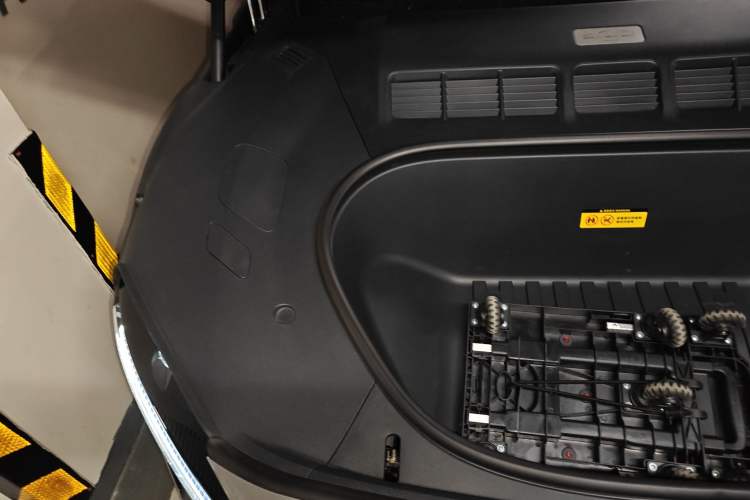 Used Xiaomi Auto YU7 2025 Ultra-Long Range High-Performance All-Wheel-Drive Max Edition Engine Bay Right