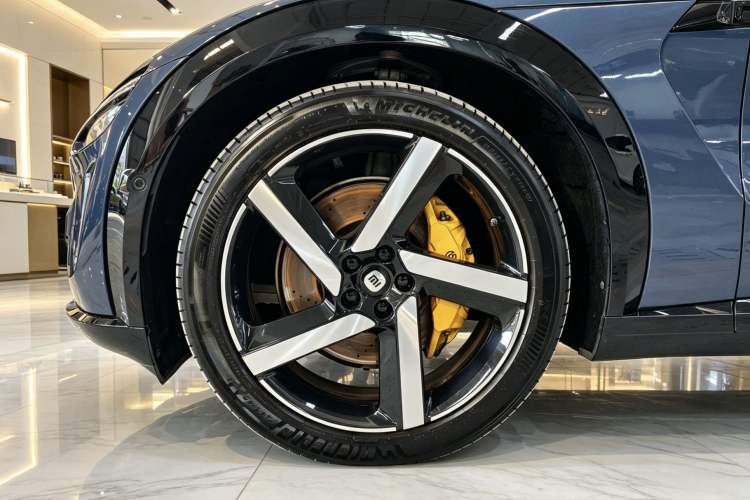 Used Xiaomi Auto YU7 2025 Ultra-Long Range High-Performance All-Wheel-Drive Max Edition Exterior 4