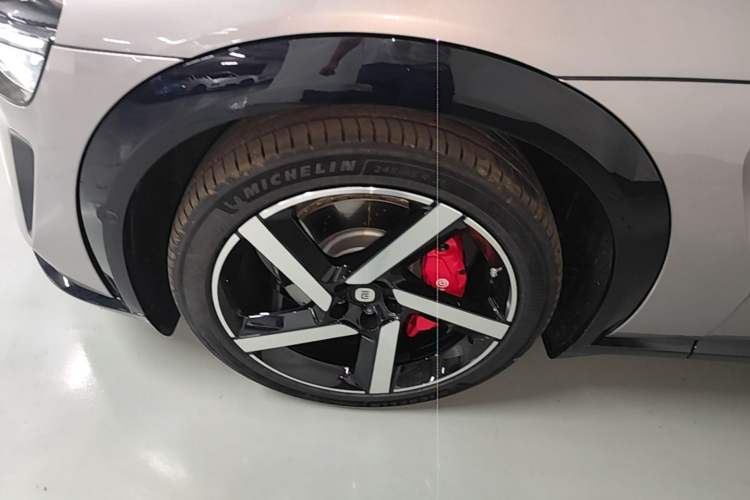 Used Xiaomi Auto YU7 2025 Ultra-Long Range High-Performance All-Wheel-Drive Max Edition Exterior 4