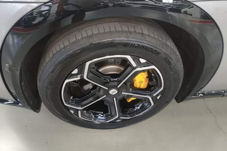 Used Xiaomi Auto YU7 2025 Ultra-Long Range High-Performance All-Wheel-Drive Max Edition Exterior 4
