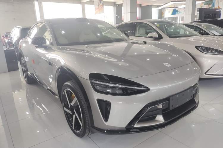 Used Xiaomi Auto YU7 2025 Ultra-Long Range High-Performance All-Wheel-Drive Max Edition Front Right 45 Deg