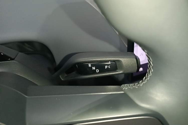 Used Xiaomi Auto YU7 2025 Ultra-Long Range Rear-Wheel Drive Version Gear Lever