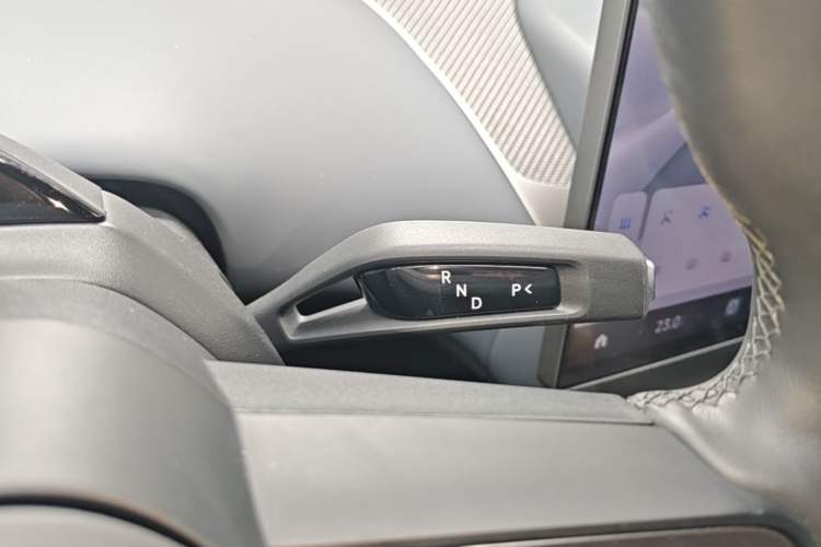 Used Xiaomi Auto YU7 2025 Ultra-Long Range High-Performance All-Wheel-Drive Max Edition Gear Lever