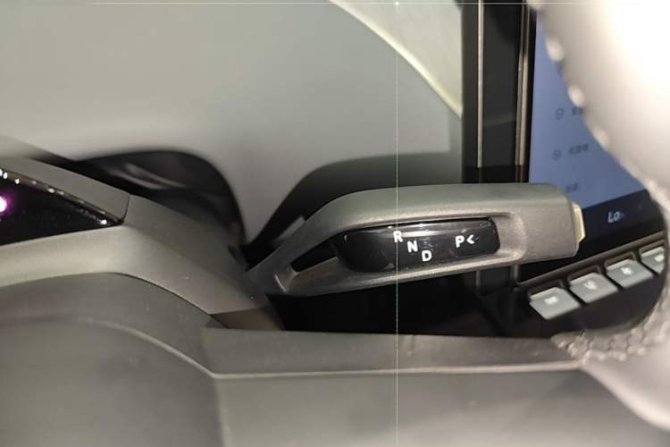 Used Xiaomi Auto YU7 2025 Ultra-Long Range High-Performance All-Wheel-Drive Max Edition Gear Lever