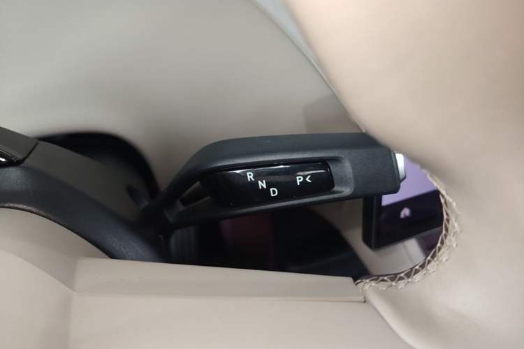 Used Xiaomi Auto YU7 2025 Ultra-Long Range High-Performance All-Wheel-Drive Max Edition Gear Lever