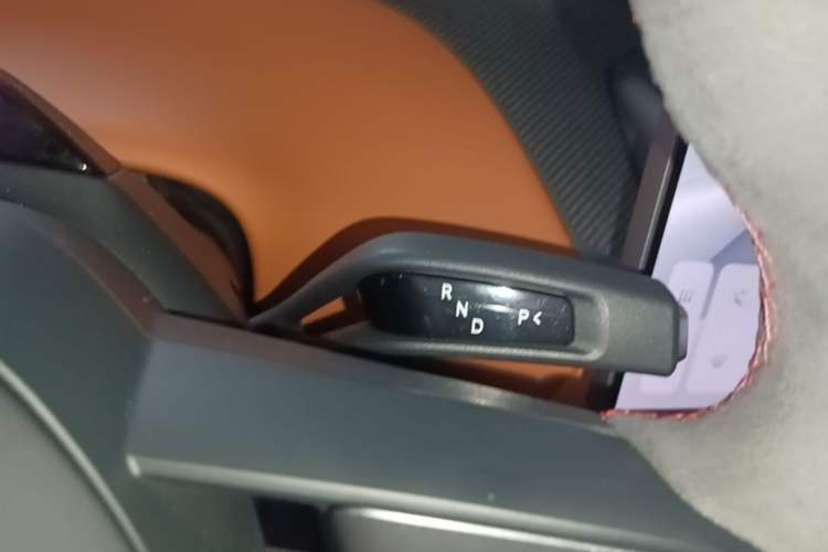 Used Xiaomi Auto YU7 2025 Ultra-Long Range High-Performance All-Wheel-Drive Max Edition Gear Lever