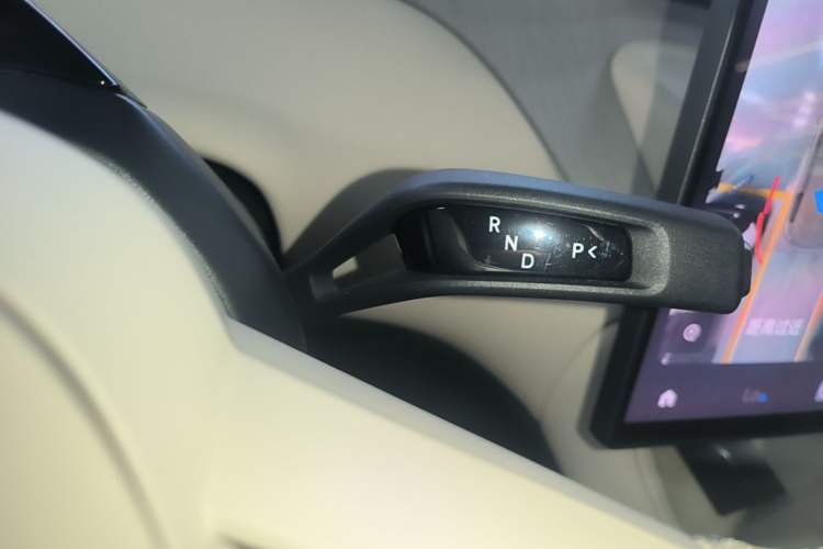 Used Xiaomi Auto YU7 2025 Ultra-Long Range High-Performance All-Wheel-Drive Max Edition Gear Lever