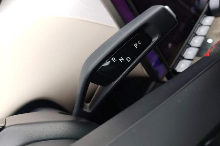 Used Xiaomi Auto YU7 2025 Ultra-Long Range High-Performance All-Wheel-Drive Max Edition Gear Lever