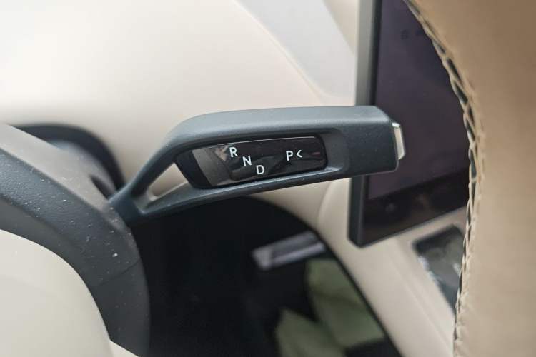 Used Xiaomi Auto YU7 2025 Ultra-Long Range High-Performance All-Wheel-Drive Max Edition Gear Lever