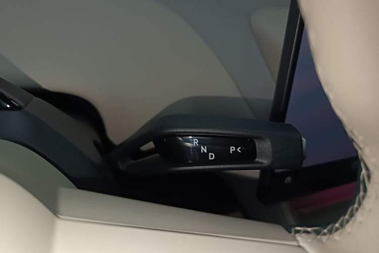 Used Xiaomi Auto YU7 2025 Ultra-Long Range High-Performance All-Wheel-Drive Max Edition Gear Lever