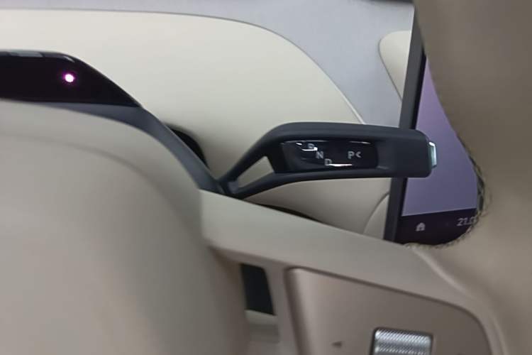 Used Xiaomi Auto YU7 2025 Ultra-Long Range High-Performance All-Wheel-Drive Max Edition Gear Lever