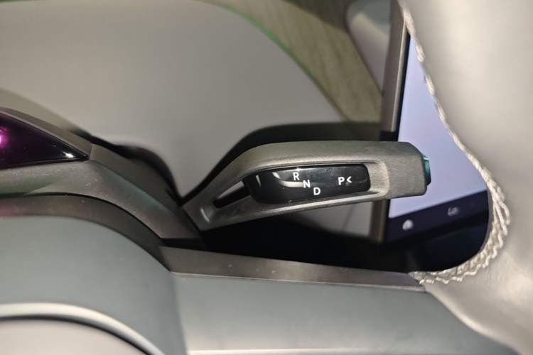 Used Xiaomi Auto YU7 2025 Ultra-Long Range High-Performance All-Wheel-Drive Max Edition Gear Lever