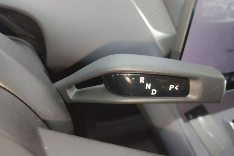 Used Xiaomi Auto YU7 2025 Ultra-Long Range High-Performance All-Wheel-Drive Max Edition Gear Lever
