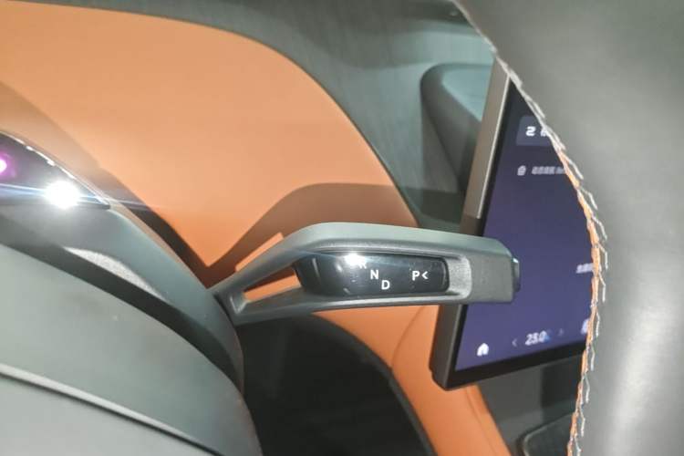 Used Xiaomi Auto YU7 2025 Ultra-Long Range High-Performance All-Wheel-Drive Max Edition Gear Lever