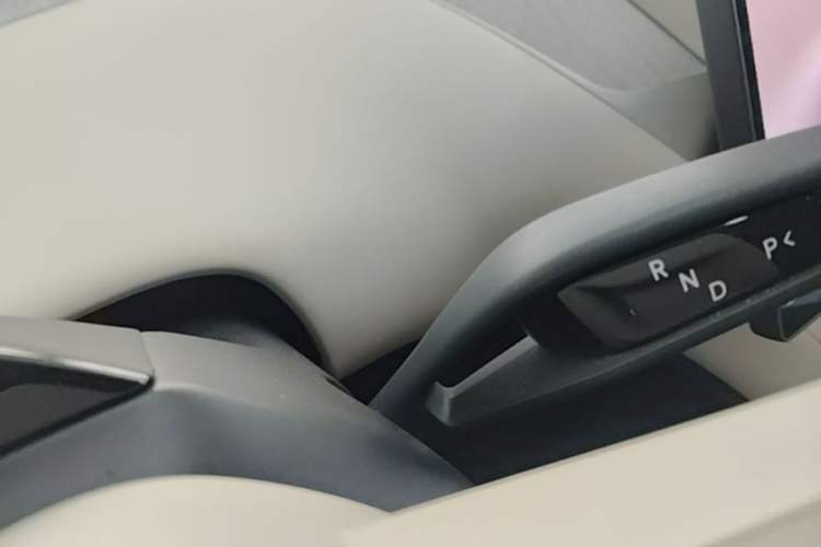 Used Xiaomi Auto YU7 2025 Ultra-Long Range High-Performance All-Wheel-Drive Max Edition Gear Lever