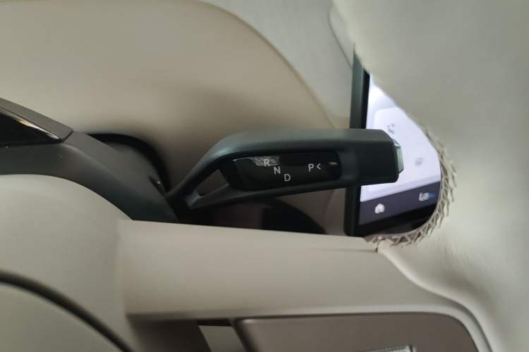 Used Xiaomi Auto YU7 2025 Ultra-Long Range Rear-Wheel Drive Version Gear Lever