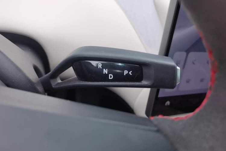 Used Xiaomi Auto YU7 2025 Ultra-Long Range High-Performance All-Wheel-Drive Max Edition Gear Lever