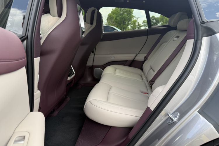 Used Xiaomi Auto YU7 2025 Ultra-Long Range Rear-Wheel Drive Version Interior 1