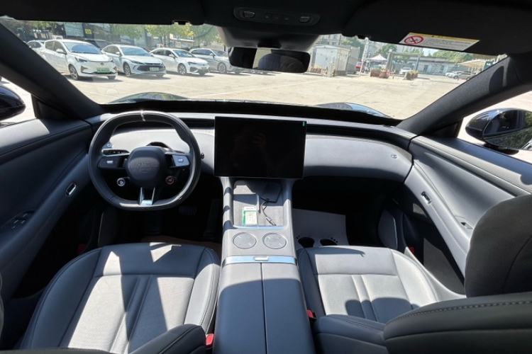 Used Xiaomi Auto YU7 2025 Ultra-Long Range Rear-Wheel Drive Version Interior 3