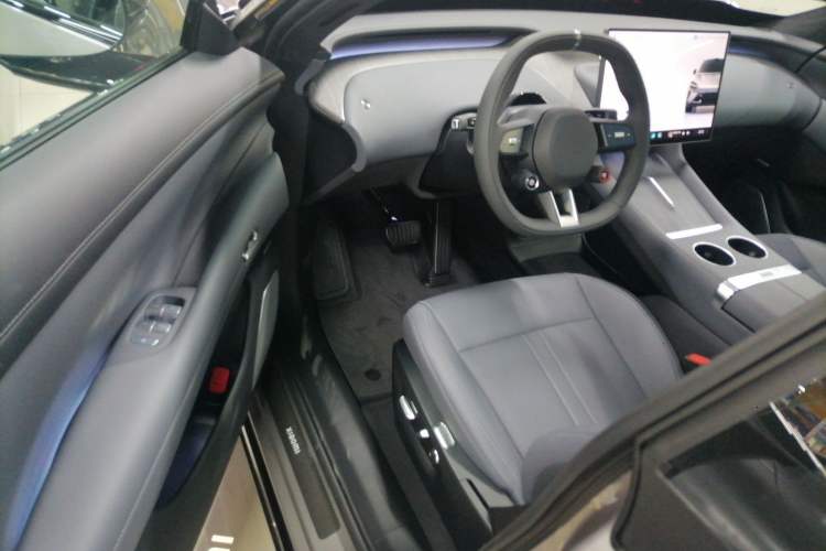 Used Xiaomi Auto YU7 2025 Ultra-Long Range High-Performance All-Wheel-Drive Max Edition Interior 3
