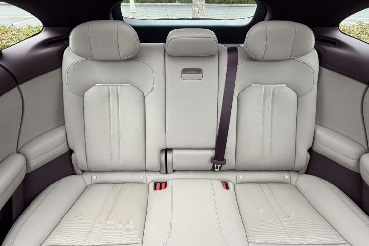 Used Xiaomi Auto YU7 2025 Ultra-Long Range Rear-Wheel Drive Version Interior 4