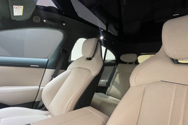 Used Xiaomi Auto YU7 2025 Ultra-Long Range High-Performance All-Wheel-Drive Max Edition Interior 5
