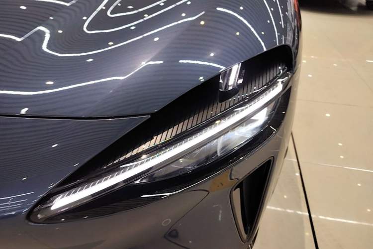 Used Xiaomi Auto YU7 2025 Ultra-Long Range High-Performance All-Wheel-Drive Max Edition Left Front Headlight