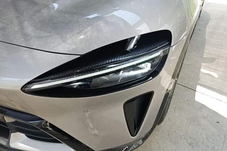 Used Xiaomi Auto YU7 2025 Ultra-Long Range Rear-Wheel Drive Version Left Front Headlight