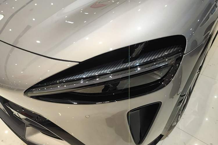 Used Xiaomi Auto YU7 2025 Ultra-Long Range High-Performance All-Wheel-Drive Max Edition Left Front Headlight
