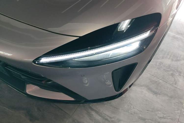 Used Xiaomi Auto YU7 2025 Ultra-Long Range Rear-Wheel Drive Version Left Front Headlight