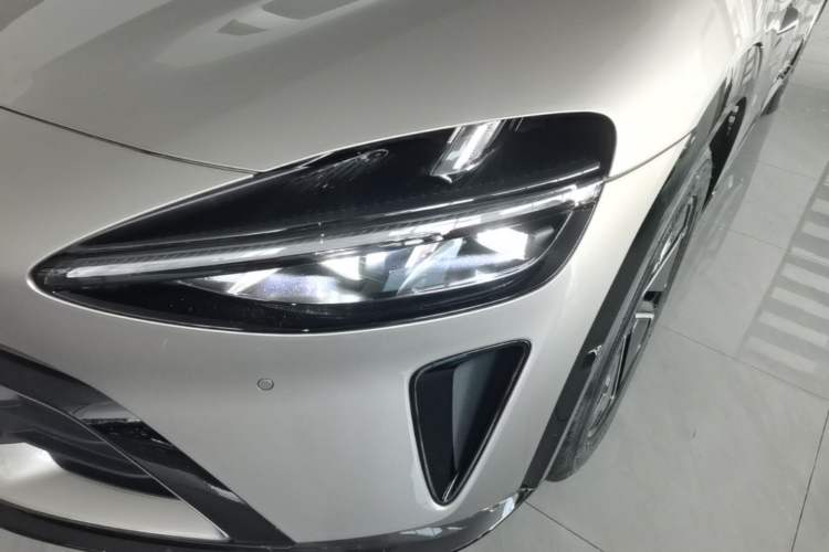 Used Xiaomi Auto YU7 2025 Ultra-Long Range Rear-Wheel Drive Version Left Front Headlight