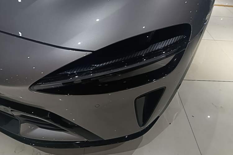 Used Xiaomi Auto YU7 2025 Ultra-Long Range High-Performance All-Wheel-Drive Max Edition Left Front Headlight