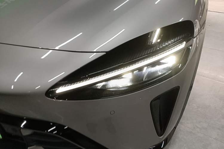 Used Xiaomi Auto YU7 2025 Ultra-Long Range Rear-Wheel Drive Version Left Front Headlight