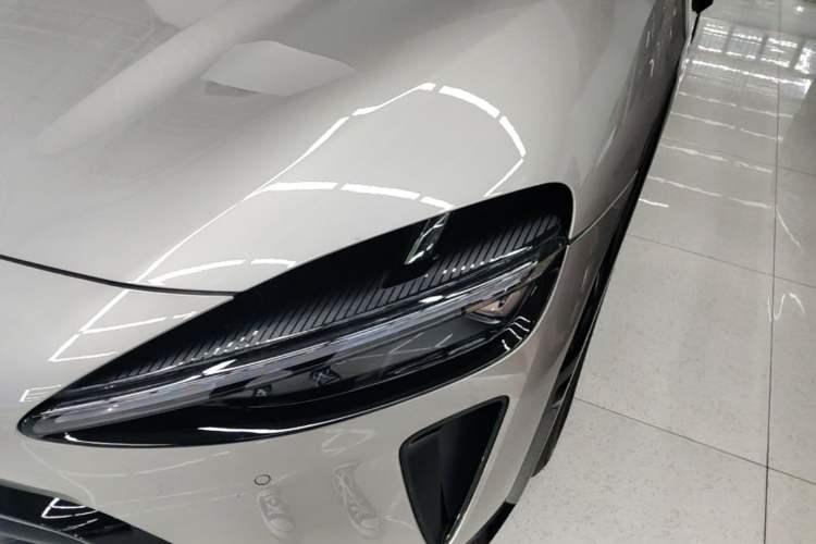 Used Xiaomi Auto YU7 2025 Ultra-Long Range Rear-Wheel Drive Version Left Front Headlight