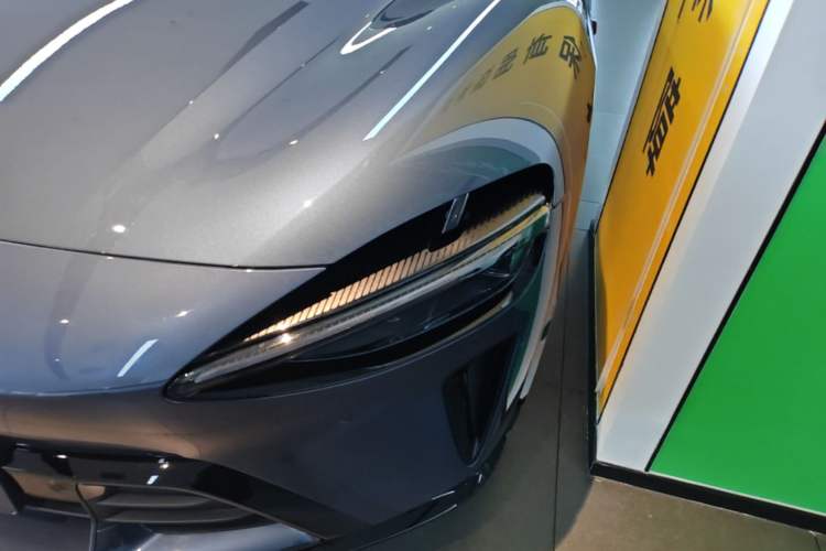 Used Xiaomi Auto YU7 2025 Ultra-Long Range Rear-Wheel Drive Version Left Front Headlight