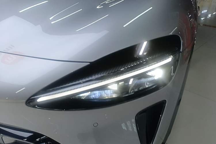 Used Xiaomi Auto YU7 2025 Ultra-Long Range Rear-Wheel Drive Version Left Front Headlight