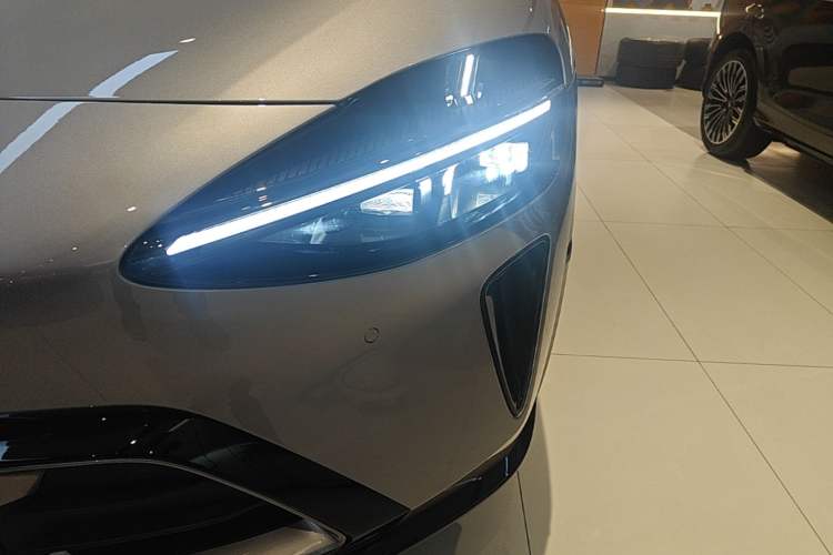 Used Xiaomi Auto YU7 2025 Ultra-Long Range All-Wheel Drive Pro Version Left Front Headlight