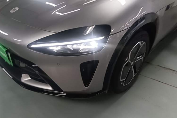 Used Xiaomi Auto YU7 2025 Ultra-Long Range Rear-Wheel Drive Version Left Front Headlight