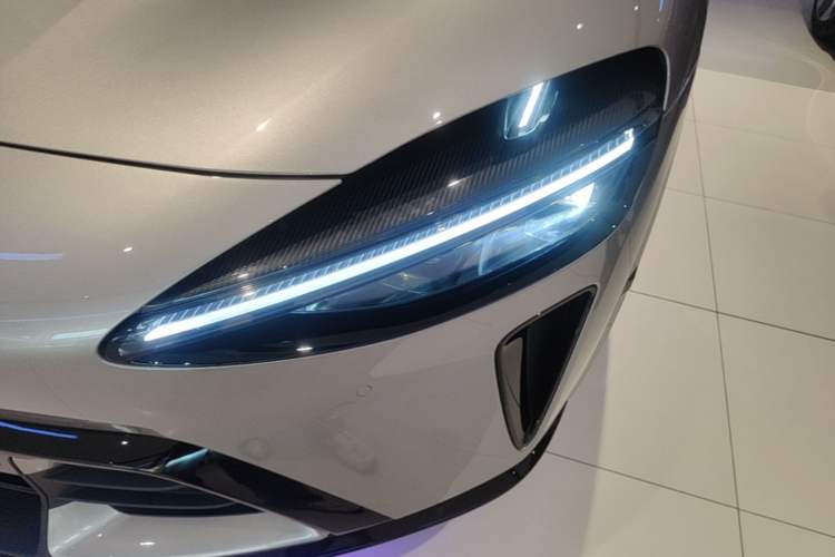 Used Xiaomi Auto YU7 2025 Ultra-Long Range High-Performance All-Wheel-Drive Max Edition Left Front Headlight
